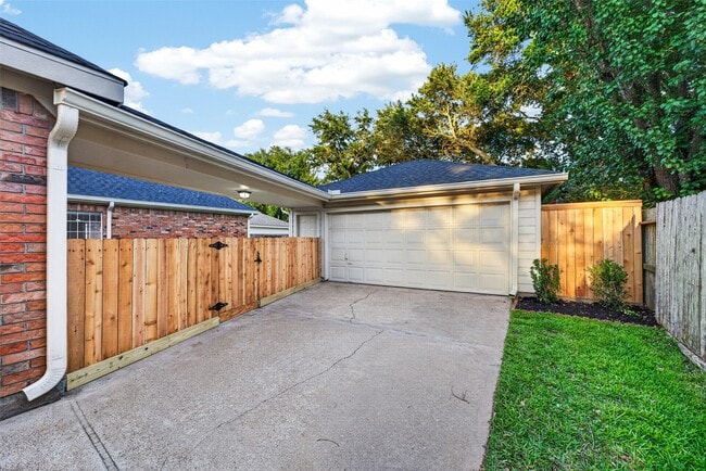 Building Photo - 2015 Rosalyn Ct