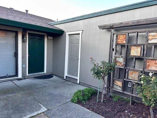 Building Photo - 2 bedroom/1 bath with garage in Rohnert Park