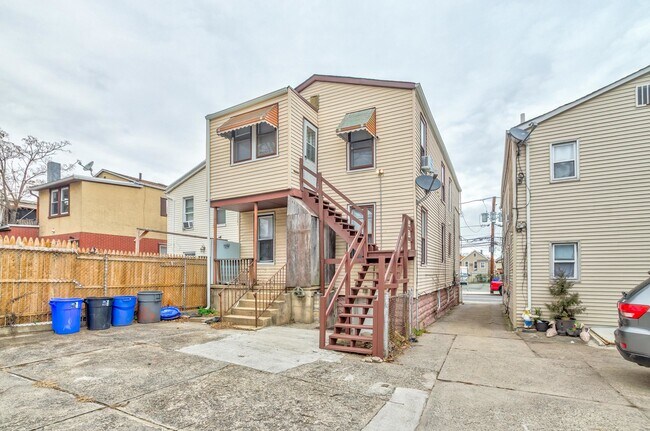 Building Photo - 96 W 21st St