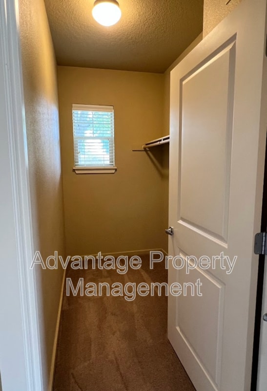 Building Photo - 519 Catron St N