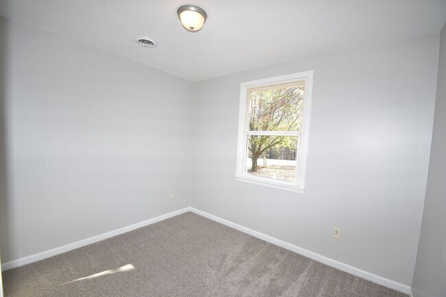 Building Photo - 4 Bedroom Home For Rent Over The River!