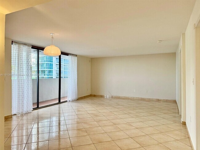 Building Photo - 555 NE 30th St