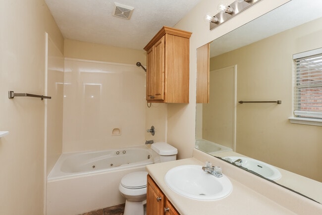 Building Photo - 549 Oak Ridge Way