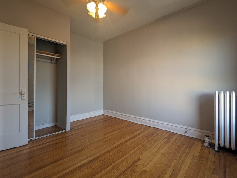 Building Photo - 947 W Cornelia Ave