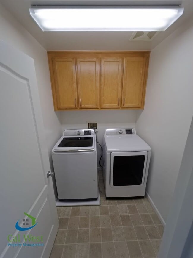 Building Photo - $5295 - 2 Story, 4 bed - 2 Bath Home in se...