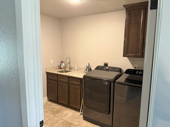 Building Photo - Beautiful 4 Bedroom 2 Bath Home
