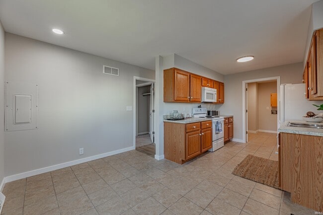 Building Photo - 7127 Pinehurst Dr