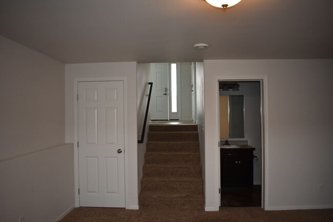 Building Photo - 3 bed 3 bath