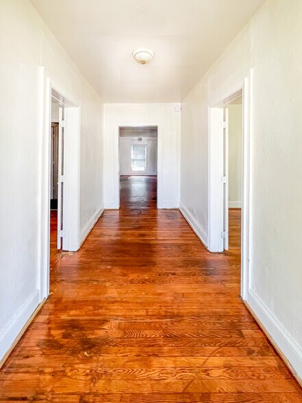 Building Photo - 302 Elm St