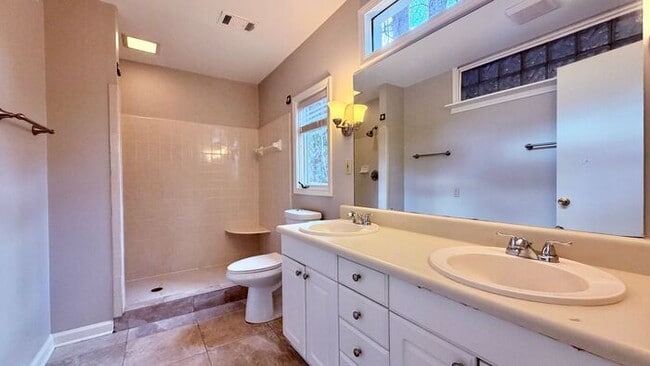 Building Photo - Beautiful Roswell 3 Bedroom-2 Bathroom Ranch, Minutes from 400, Available NOW!