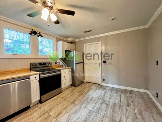 Building Photo - 904 Boylston St