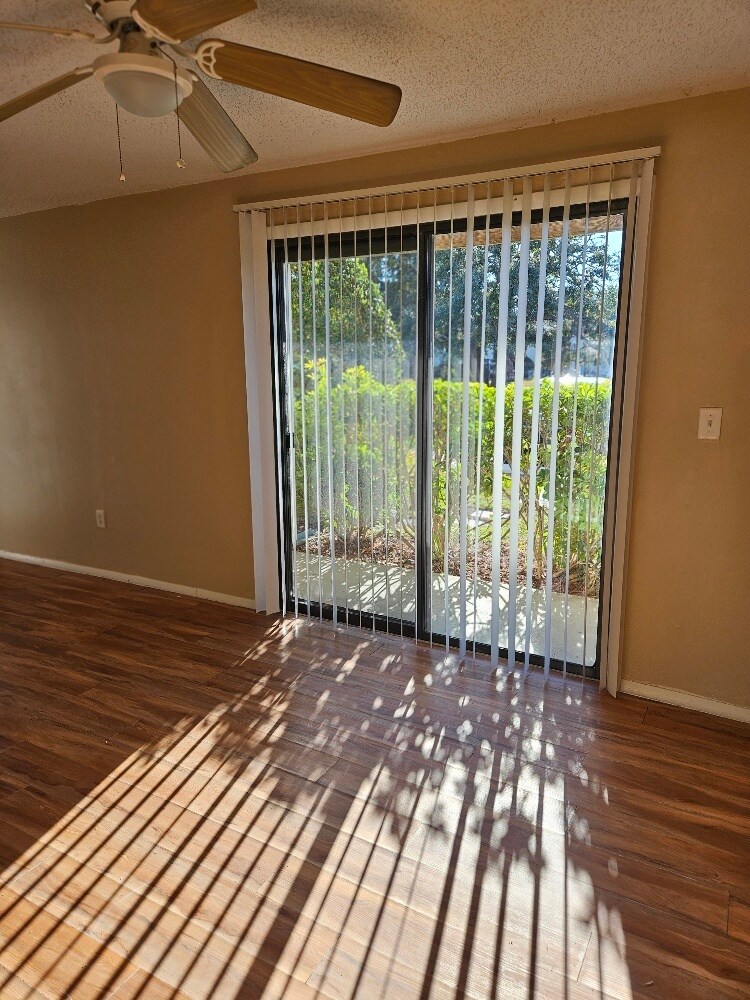 Sunny Living room - 129 Camphor Cir