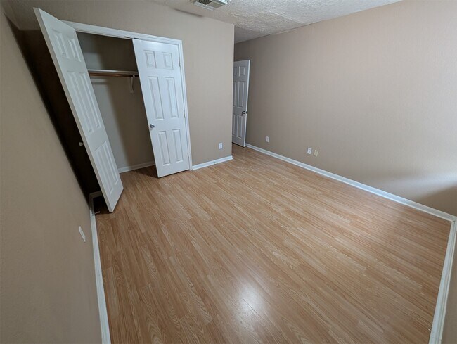 Building Photo - 29222 Legends Green Dr