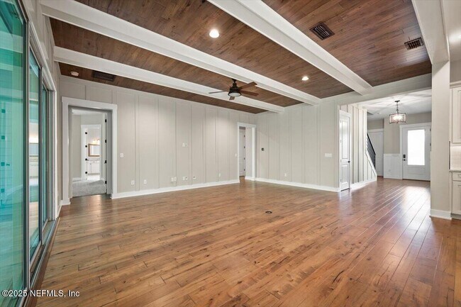 Building Photo - 305 Seahill Dr