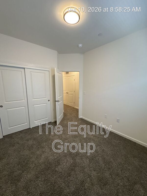 Building Photo - 725 S Pinkham St
