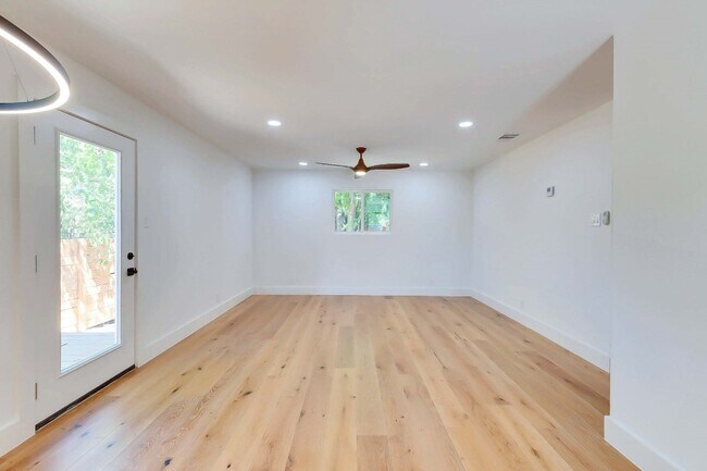 Building Photo - 1813 Magnolia Dr