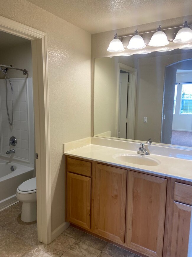 Building Photo - Gated 2 Bdrm, 2 Bath Condo in Folsom Madro...