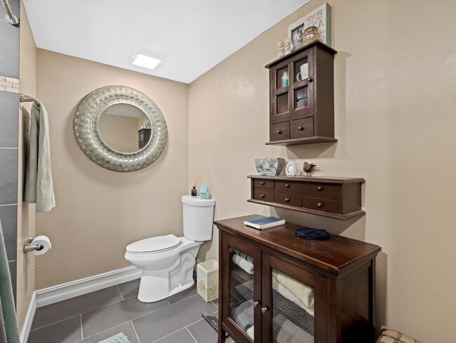 Guest/2nd Bathroom - 1436 Park Shore Cir