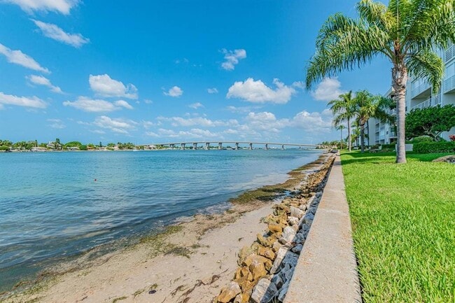 Building Photo - 6085 Bahia Del Mar Cir N