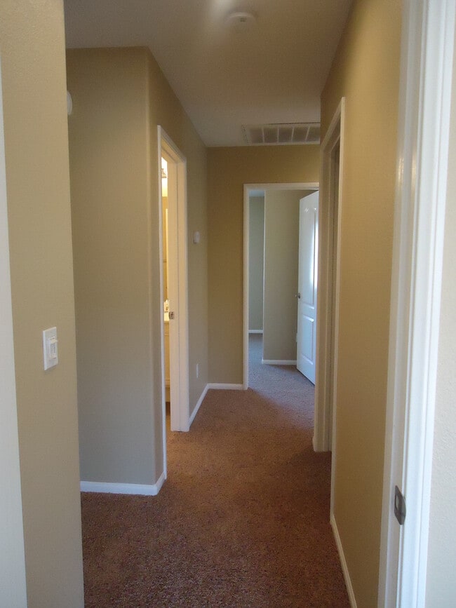 Building Photo - GORGEOUS TWO STORY HOME IN GRANITE HILLS 4...