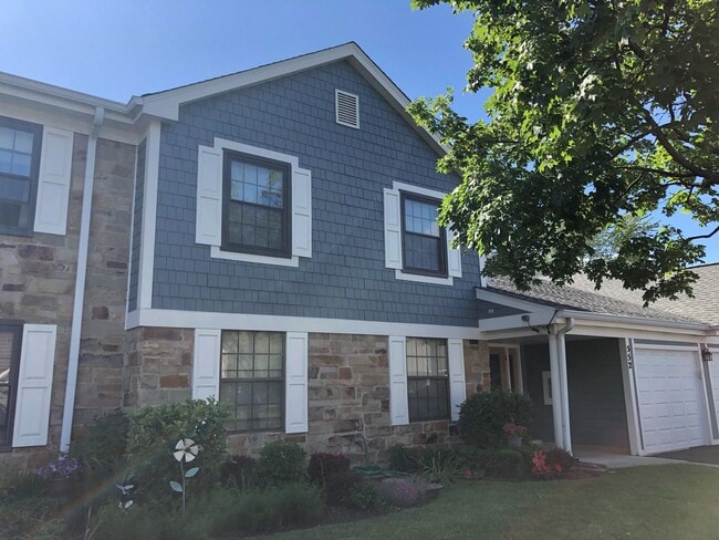 Building Photo - Wheeling, Lexington Commons 2BR/2BA 1 Garage & 2 Pools!