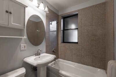 Building Photo - 722 W Addison St