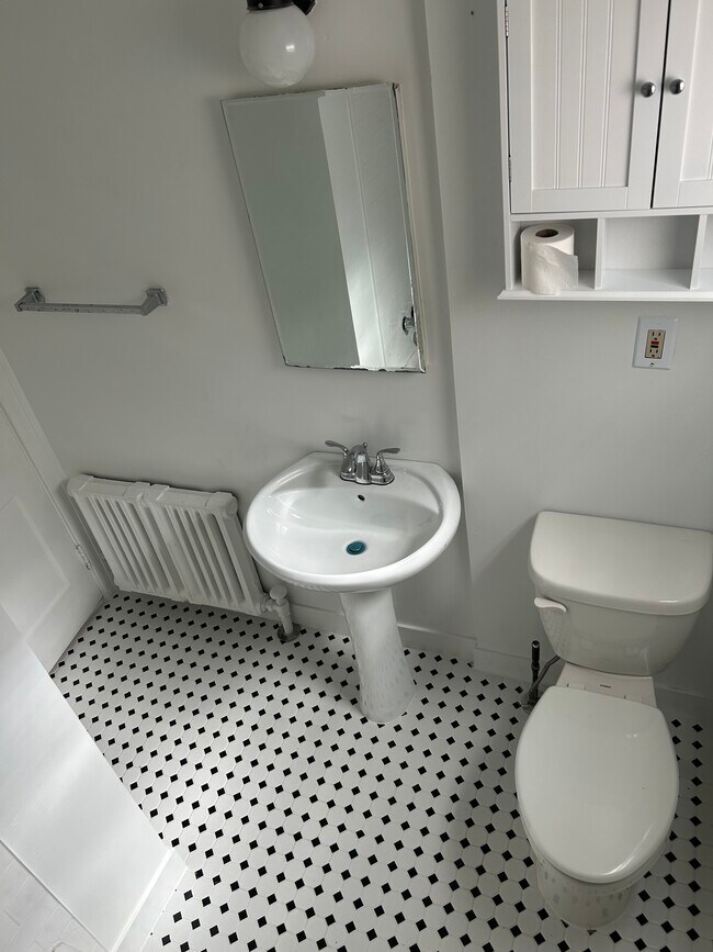 Brand new bathroom. Beatiful tiles - 841 Nottingham Rd