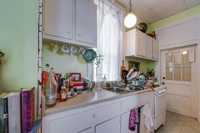 Building Photo - Charming 1 Bedroom/ 1 Bath Apartment walka...