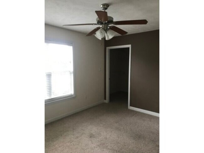 Building Photo - 1820 Balmoral Dr