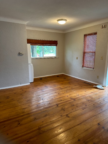 Building Photo - 1105 19th St S