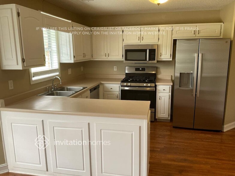 Building Photo - 1121 Sutton Dr