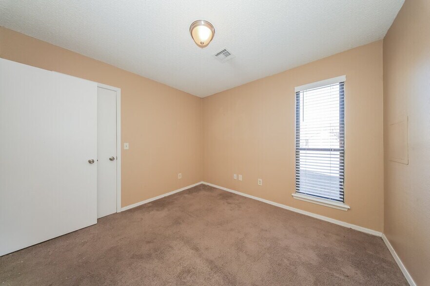 Building Photo - 11040 N Eagle Ln