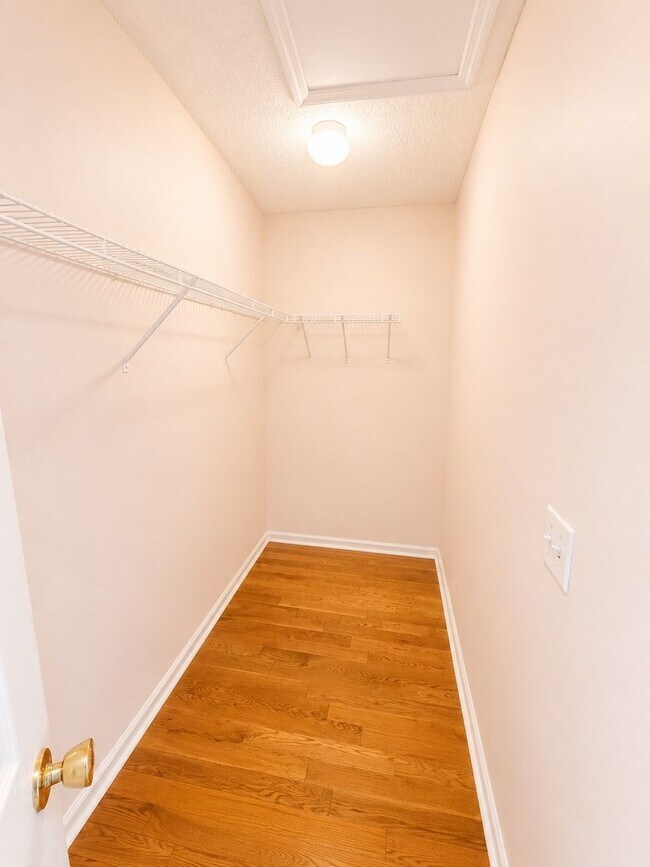 Building Photo - 1525 Clarendon Way