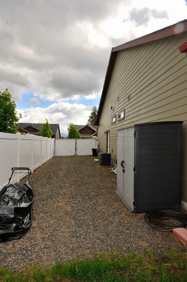 Building Photo - Luxury 3 bed 2 bath Rancher: Miller's Landing