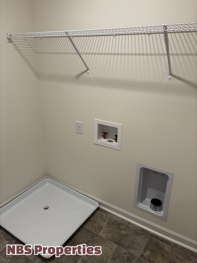 Building Photo - 935 Utopia Ln