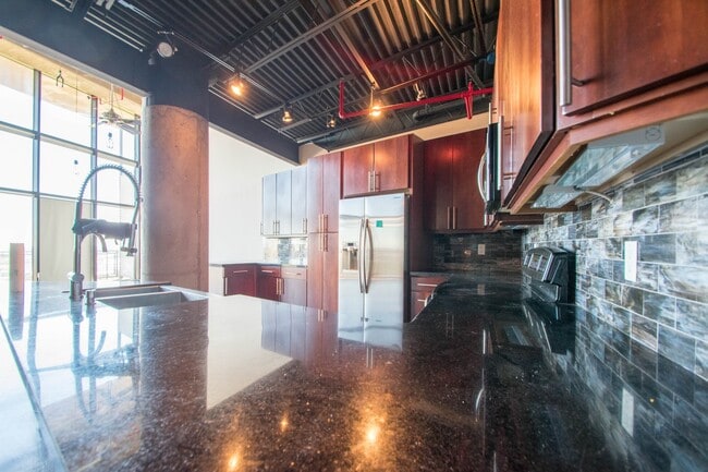 Building Photo - 2 Bed 2 Bath Modern Condo in Uptown Dallas!