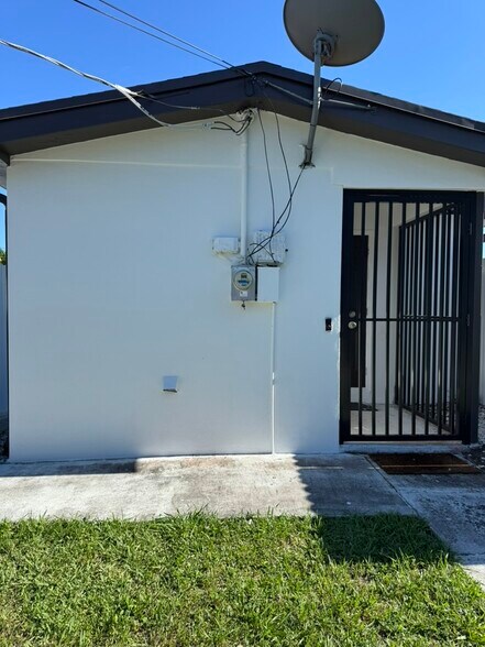 Building Photo - 2415 Thomas St