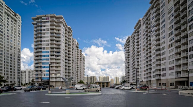 Building Photo - 18081 Biscayne Blvd