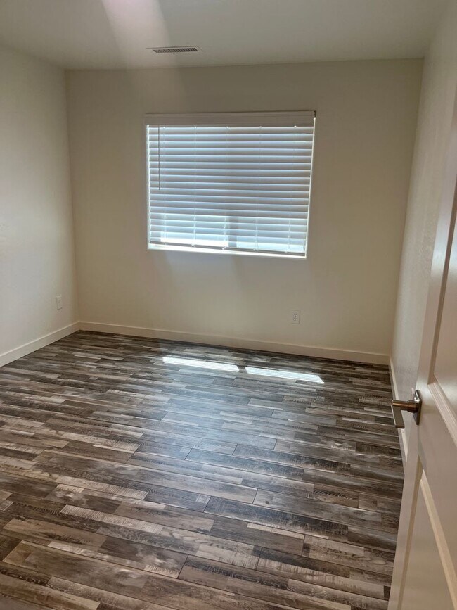 Building Photo - ***3 BEDROOM/2.5 BATHROOM IN PRESCOTT VALLEY***