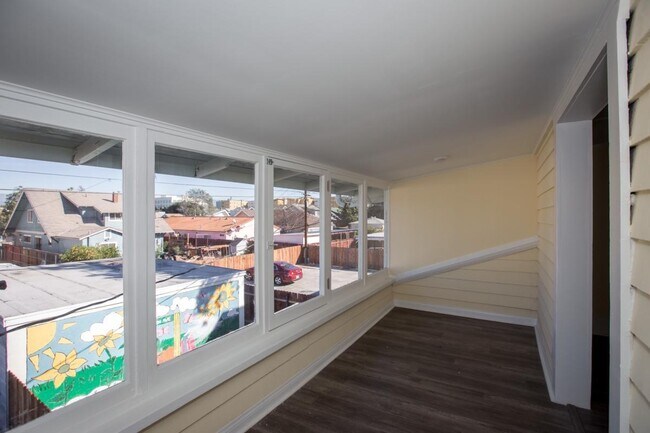 Bonus Sunroom - 1075 1/2 Leighton Ave.