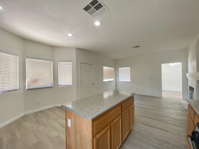 Building Photo - Nice two-story single family house with 3 bedrooms and 2 baths