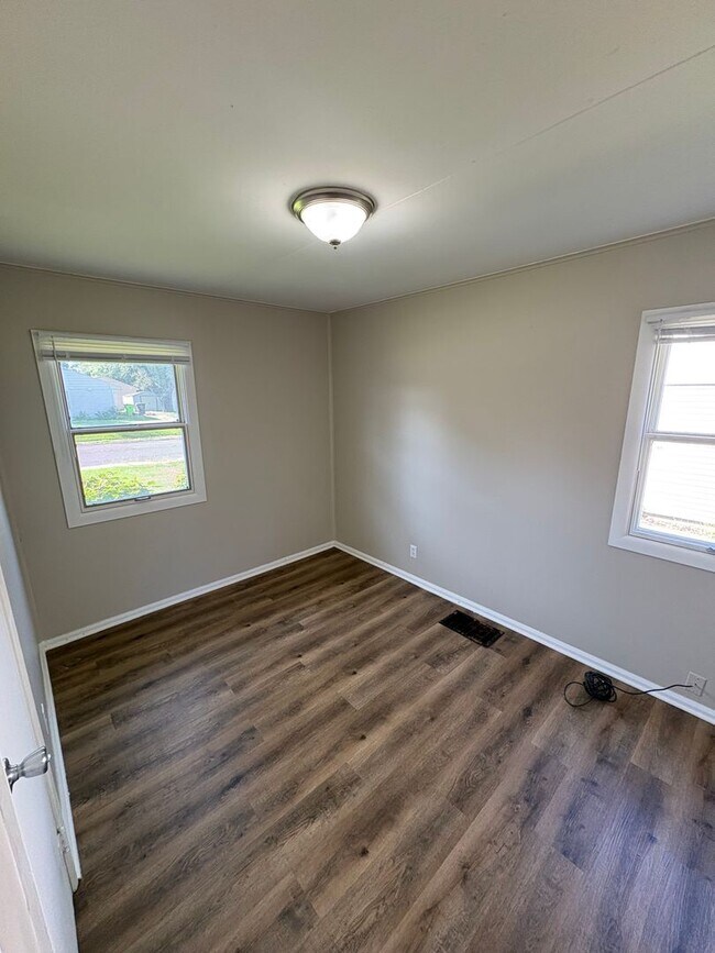 Building Photo - 925 W Willow Ln