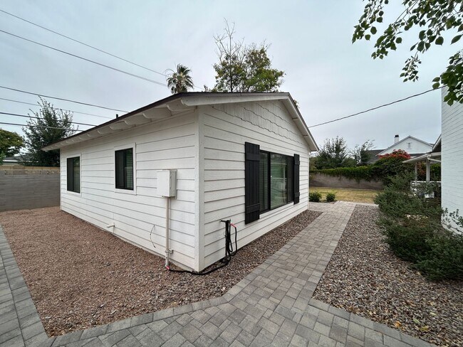 Building Photo - 4016 E Avalon Dr