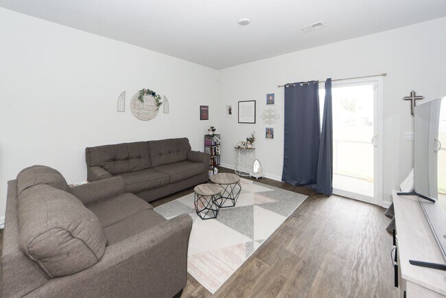 Building Photo - 3 Bedroom 2 Bath Home in Cane Bay Plantation - Summerville