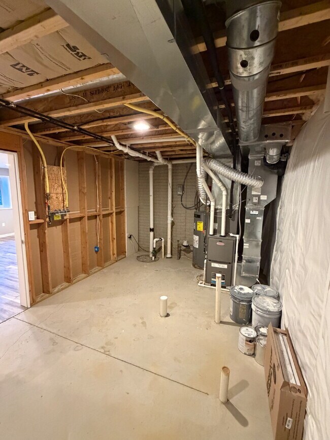 Building Photo - Charming 3-Bed 2.5-Bath Townhouse with Granite Finishes Near Jordan Creek Town Center