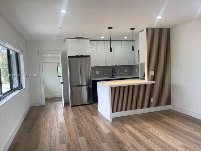 Building Photo - 1201 N 16th Ave