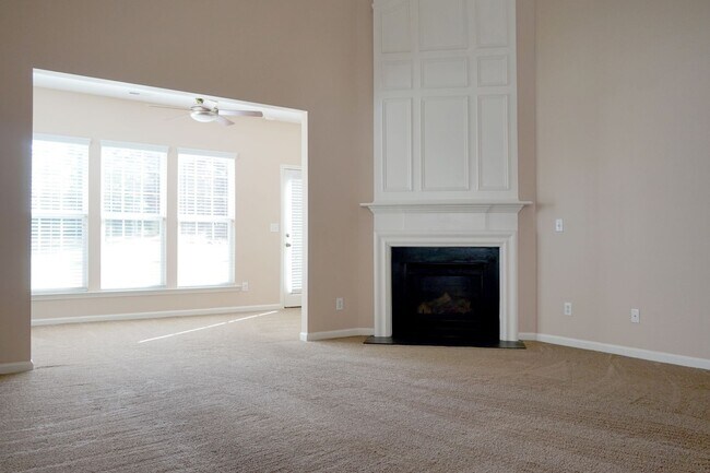 Building Photo - Showing will Start on May 17th! Gorgeous 3...