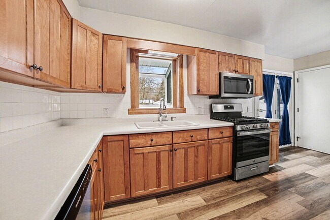 Building Photo - Updated- Well Maintained 3 bedroom Rental Home- $1650/Month