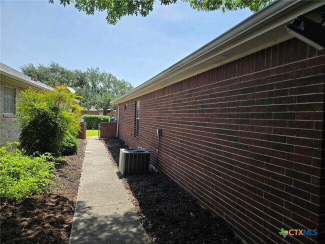 Building Photo - 120 Gardenridge Dr