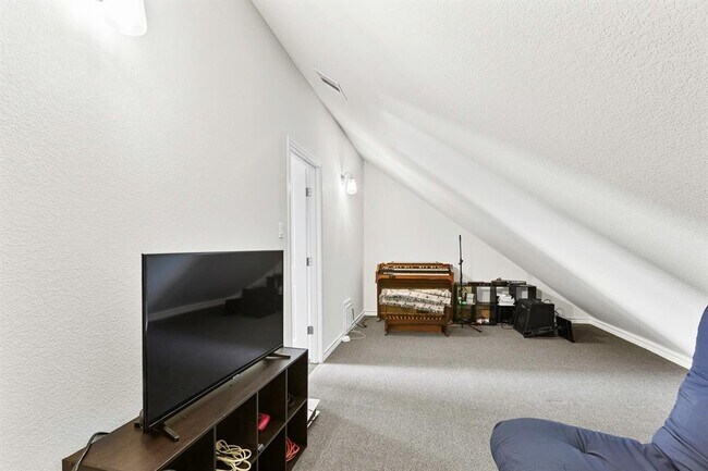 Building Photo - 221 Adams St